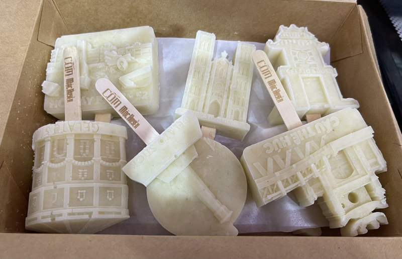 Dòng kem que đặc biệt của thương hiệu Cốm Mộc Huyền, được tạo hình theo các địa danh nổi tiếng của Hà Nội. Ảnh: Nguyễn Thanh