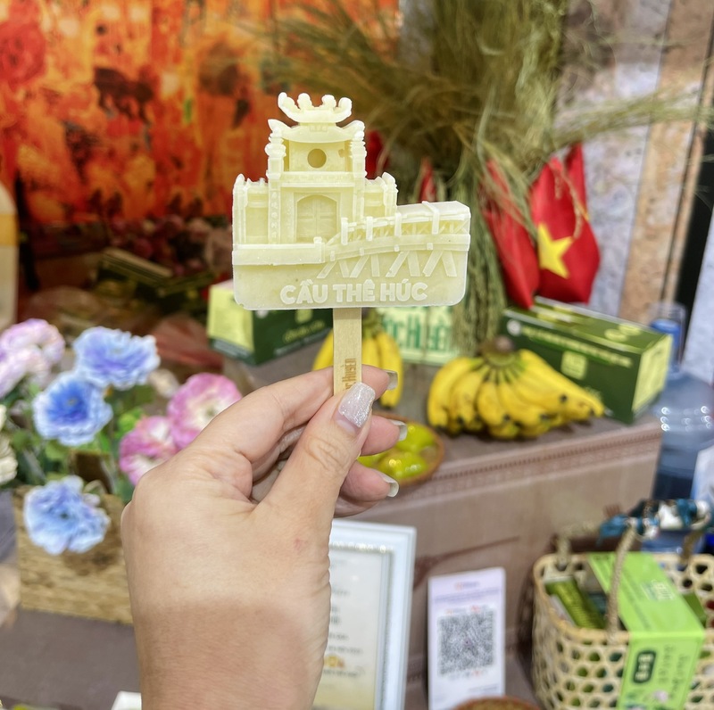 Những que kem xinh xắn tạo hình địa danh Hà Nội được nhiều khách hàng thích thú check-in. Ảnh: Nguyễn Thanh