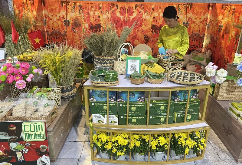 Gian hàng được thiết kế từ mây, cói, lá chuối, giấy kraft, tất cả đều gợi nhắc nét đẹp dân gian truyền thống giữa một không gian trưng bày hiện đại. Ảnh: Nguyễn Thanh