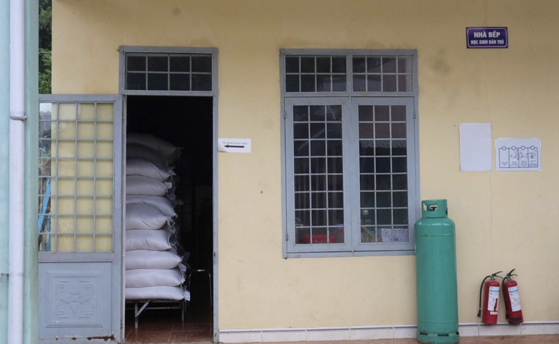 Trường PTDTBT Tiểu học Bhalêê (xã A Vương) chủ động dự trữ gạo đảm bảo lương thực, thực phẩm cho học sinh. Ảnh: Hiền Thúy