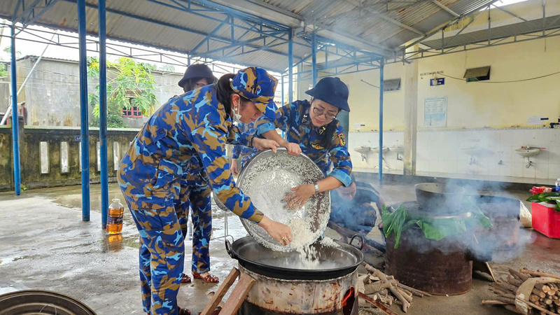 Hội phụ nữ các đơn vị cơ sở Vùng 3 Hải quân phối hợp với Hội phụ nữ xã Hà Nha chế biến thực phẩm, nấu ăn, bảo đảm hậu cần cho lực lượng giúp dân khắc phục hậu quả sau bão lụt. Ảnh: HQ