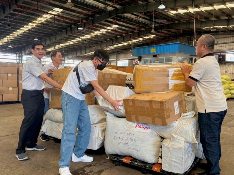 Lô hàng hỗ trợ đầu tiên được vận chuyển trên chuyến bay VN1376 trong ngày 31/10 và VN1366 ngày 1/11 từ TP.Hồ Chí Minh đến Huế để chuyển tiếp đến các vùng bị ảnh hưởng của mưa lũ