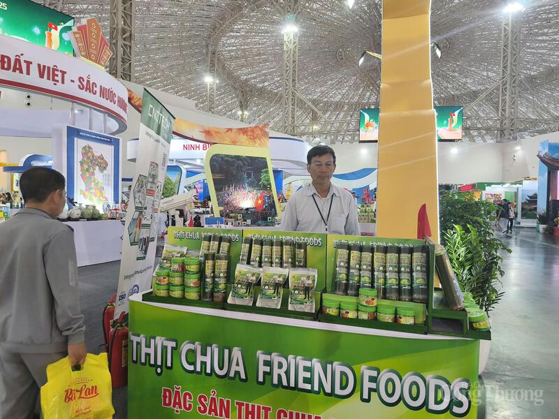 Ông Lê Văn Nhâm trong gian hàng thịt chua tỉnh Phú Thọ. Ảnh: Nguyễn Hoà