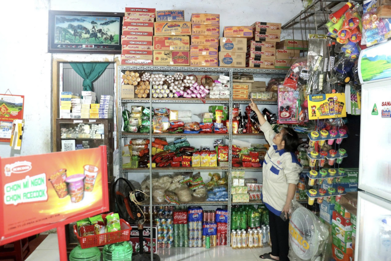 Các tạp hóa xã miền núi A Vương (TP. Đà Nẵng) đã tăng dự trữ hàng hóa thiết yếu, cam kết không tăng giá trong thời gian mưa lũ. Ảnh: Hiền Thúy