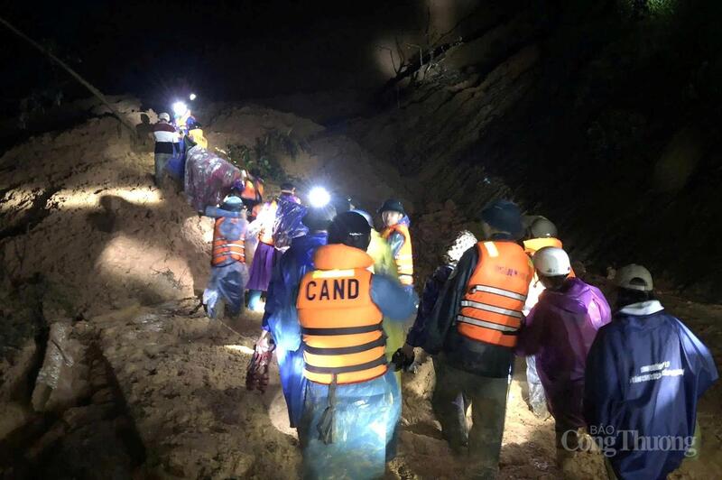 Xuyên đêm cõng người bệnh vượt núi giành giật sự sống.