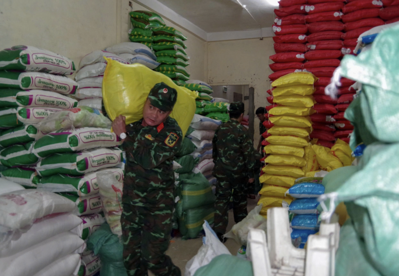 Các chiến sĩ thuộc Bộ Chỉ huy quân sự Quân sự TP. Đà Nẵng vận chuyển gạo từ nguồn hỗ trợ Sở Công Thương thành phố để kịp thời cấp phát cho người dân. Ảnh: Bình An