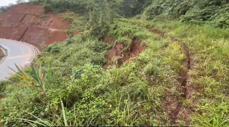 Vệt nứt dài 45m trên quốc lộ 24, đe dọa an toàn trên tuyến đường này. Ảnh: Tuệ Lâm