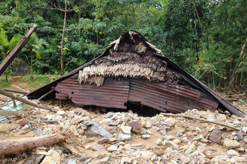 Những ngôi nhà bị vùi lấp, cuốn trôi chỉ còn sót lại chút ít.