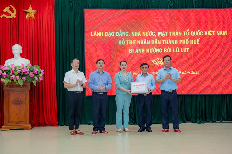Thường trực Ban Bí thư Trần Cẩm Tú đại diện Lãnh đạo Đảng, Nhà nước, Mặt trận Tổ quốc Việt Nam hỗ trợ nhân dân thành phố Huế khắc phục lũ lụt. Ảnh: Nguyễn Tuấn