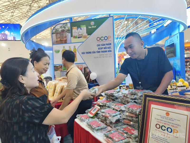 Ông Hoàng Hiệp tất bật giới thiệu sản phẩm nem chua Thanh Hoá 4 sao đến người tiêu dùng. Ảnh: Nguyễn Hoà