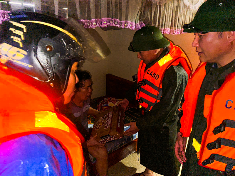 “Ngay trong đêm, các lực lượng gồm công an, dân quân, lực lượng tại chỗ và chính quyền địa phương đã di dời 203 hộ đến nơi an toàn, cung cấp mỳ tôm, nước uống cho những hộ dân bị nước lũ cô lập. Đồng thời, lực lượng công an xã cũng đã cắm biển cảnh báo, cấm người và phương tiện qua lại tại những tuyến đường ngập lụt”, Phó Chủ tịch UBND xã Cẩm Lạc thông tin thêm