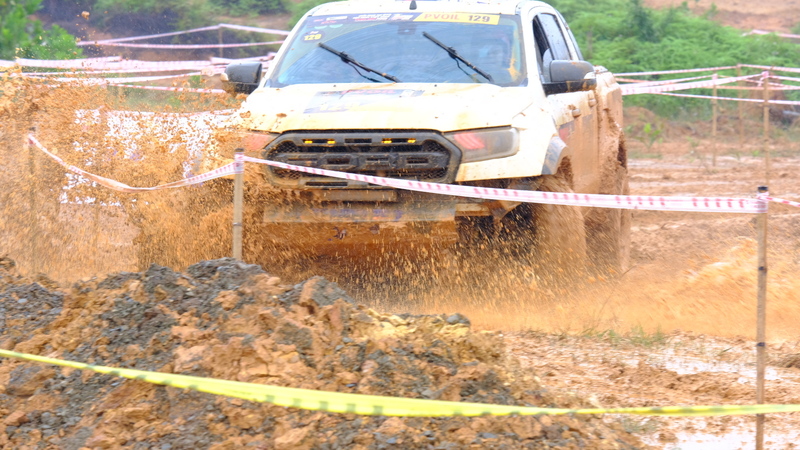 Nỗ lực chạy xe tốc độ cao ở địa hình trơn trượt.