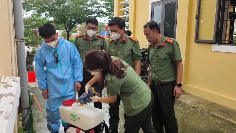 Công an thành phố Huế phối hợp Cục Y tế phun khử khuẩn, làm sạch môi trường sau lũ lụt. Ảnh: Nguyễn Tuấn