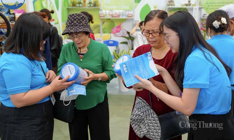 Gian hàng của Công ty Cổ phần Thực phẩm dinh dưỡng Gafo tại Hội chợ Mùa Thu. Ảnh: NH