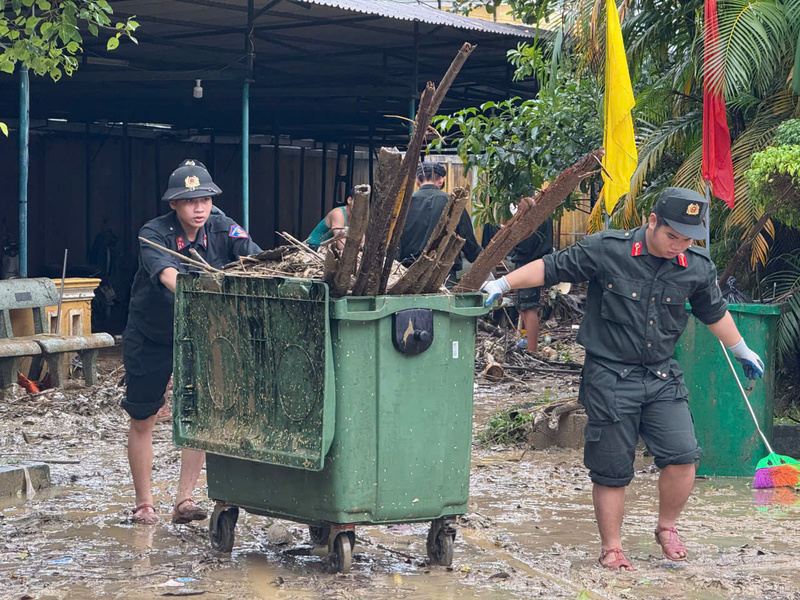Lực lượng Trung đoàn Cảnh sát cơ động Trung Bộ hỗ trợ thành phố Huế dọn dẹp vệ sinh sau lũ. Ảnh: Nguyễn Tuấn