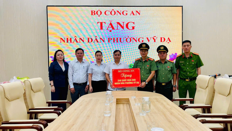 Bộ Công an tặng hơn 200 suất quà cho nhân dân phường Vĩ Dạ, TP. Huế. Ảnh: Nguyễn Tuấn