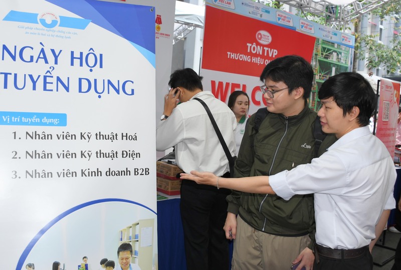 Ngày hội việc làm, cơ hội cho sinh viên, người lao động trực tiếp tiếp cận thị trường lao động và việc làm với nhiều ngành nghề. Ảnh: Minh Khuê.
