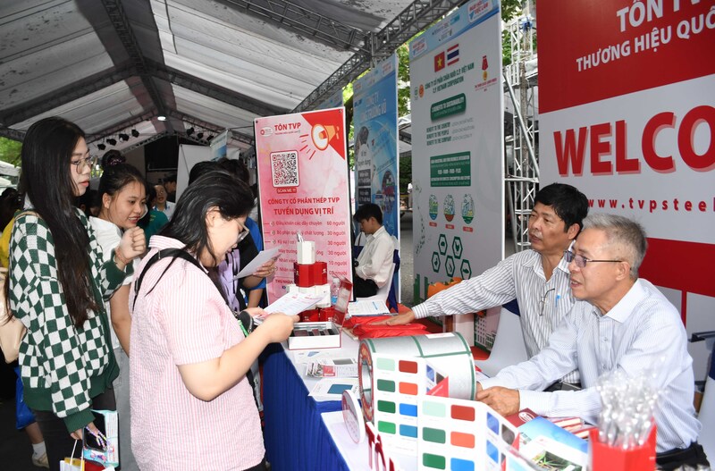 Danh nghiệp phỏng vấn trực tiếp sinh viên tại "Ngày hội việc làm - HUIT". Ảnh: Minh Khuê.