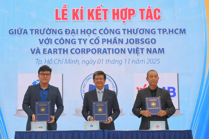 Lãnh đạo HUIT ký kết hợp tác với các doanh nghiệp về hợp tác đào tạo, thực tập, nghiên cứu khoa học và hỗ trợ sinh viên khởi nghiệp tại sự kiện. Ảnh: Minh Khuê.