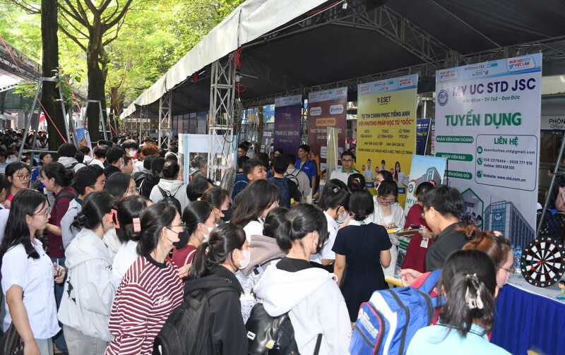 Hàng nghìn sinh viên, người lao động tham gia "Ngày hội việc làm 2025", tại Trường Đại học Công Thương TP. Hồ Chí Minh. Ảnh: Minh Khuê.