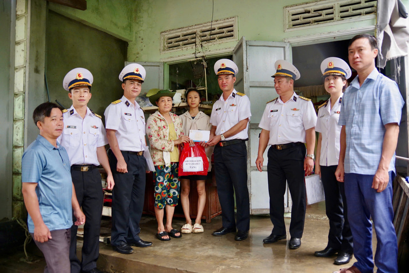 Lữ đoàn 172 tổ chức thăm hỏi, động viên, trao tiền và vật chất của Quân chủng Hải quân hỗ trợ các hộ dân bị thiệt hại do mưa lũ tại phường Hội An, thành phố Đà Nẵng. Ảnh: HQ