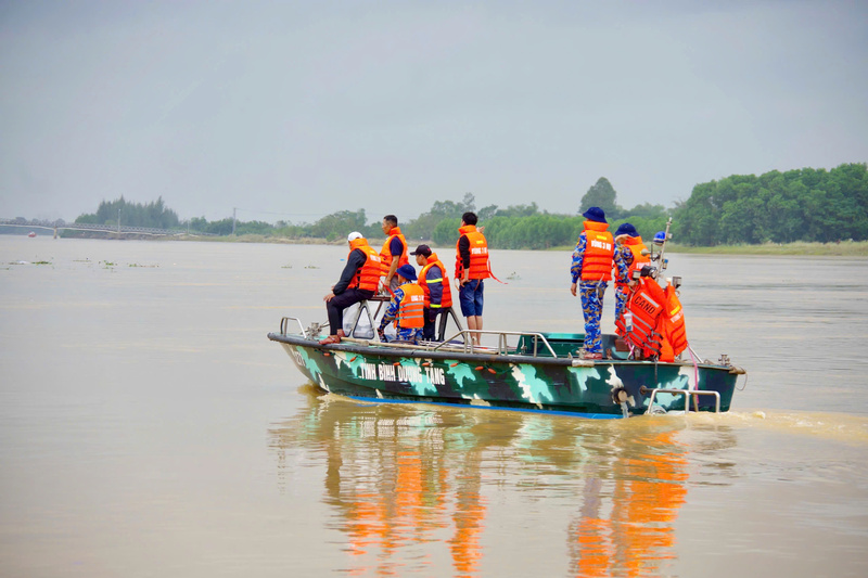 Lực lượng Lữ đoàn 172 tích cực, nỗ lực tìm kiếm nạn nhân mất tích tại phường Hội An Tây, thành phố Đà Nẵng. Ảnh: HQ