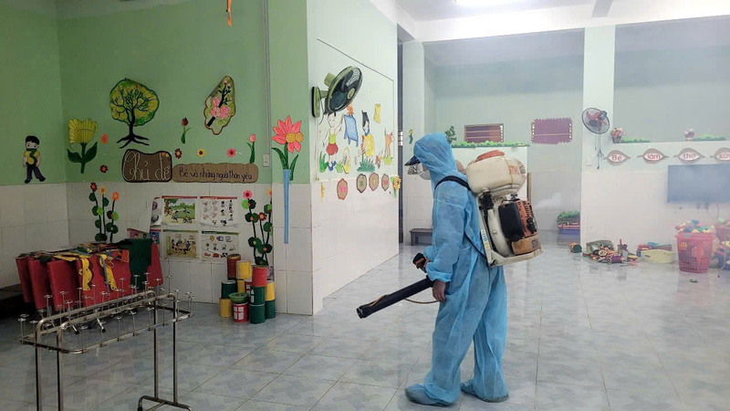 Lực lượng Tiểu đoàn 355 tiến hành phun thuốc khử khuẩn tại Trường mầm non Hòa Tiến 2. Ảnh: HQ