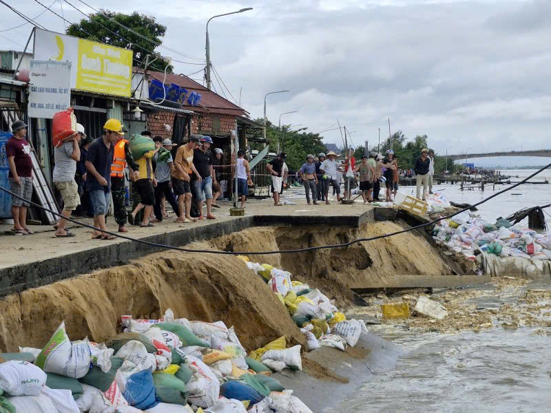 Bờ kè bến cá An Lương (xã Duy Nghĩa, TP. Đà Nẵng) bị sạt lở nghiêm trọng, hàng trăm hộ dân thấp thỏm lo sợ. Ảnh: Thu Giang