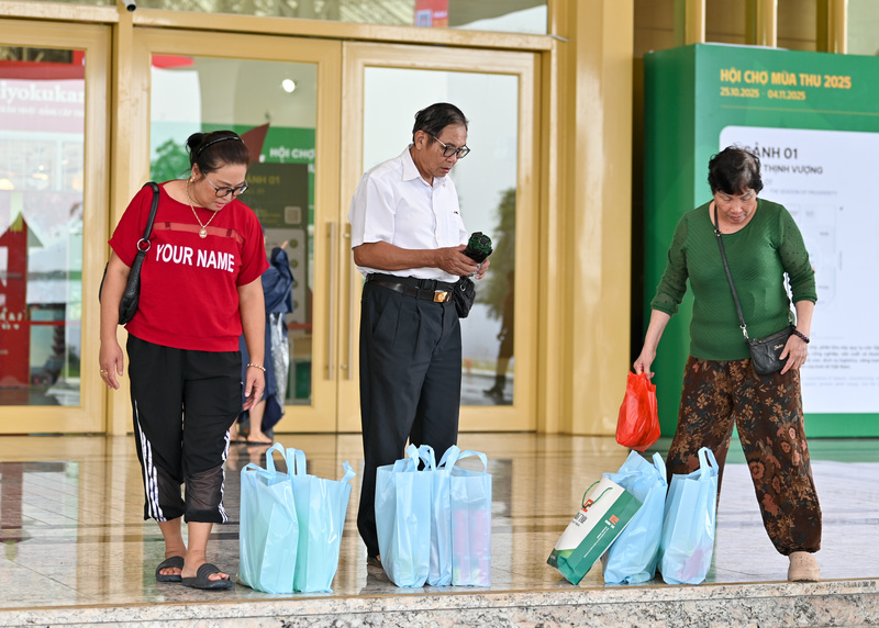 Mọi người khi ra về đều 'tay xách nách mang' đủ thứ hàng hóa.