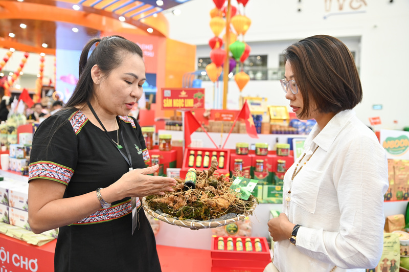 Các sản phẩm làm đẹp được giới thiệu đến các chị em.