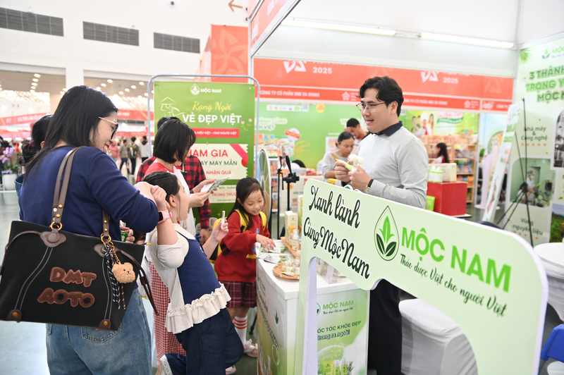 Siêu hội chợ 2025: Dòng khách 'khổng lồ' đổ về bất chấp mưa lớn - 15