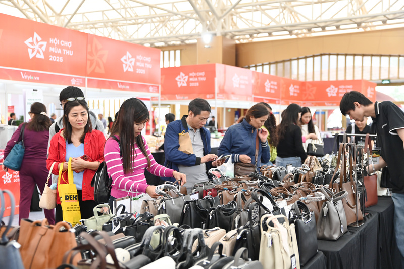 Các chị em bị thu hút bởi những gian hàng túi xách.