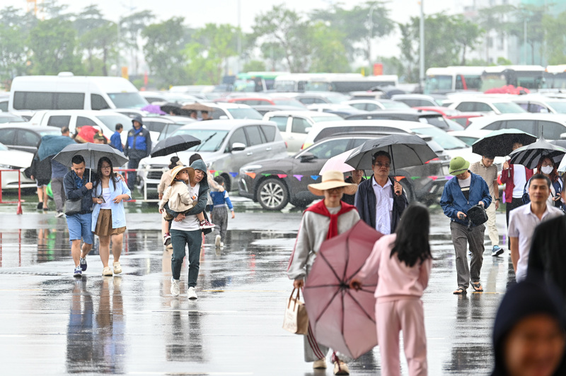 Bất chấp cơn mưa dai dẳng, hàng vạn người dân vẫn đổ về Hội chợ Mùa Thu lần thứ nhất - 2025.