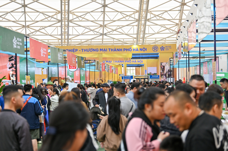 Khu vực của Thành phố Hà Nội luôn đông nghẹt người.