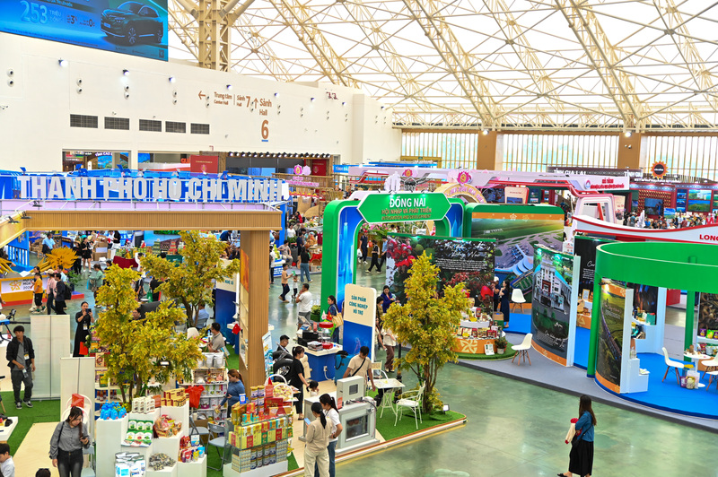 Du khách tới hội chợ được mua đặc sản chuẩn OCOP của 34 tỉnh thành.