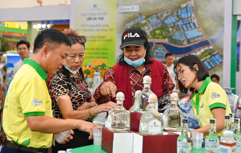 Sức hút của Hội chợ Mùa Thu lần thứ nhất - 2025 giúp các đơn vị giới thiệu đến công chúng những đặc sản vùng miền.