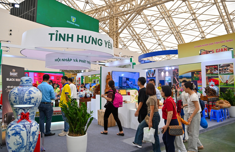 Tỉnh Hưng yên với những đặc sản từ gạo, nước mắm, bánh cáy... thu hút đông người đến mua sắm.