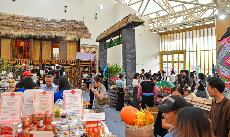 Tỉnh Sơn La là một trong những gian hàng đông khách tham quan.