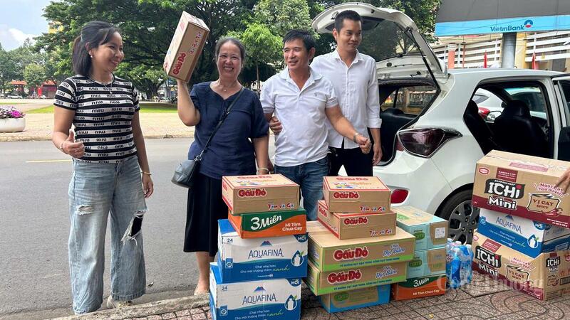 Người dân Đắk Lắk đưa mì tôm, nước uống tập kết ở Quảng trường 10/3