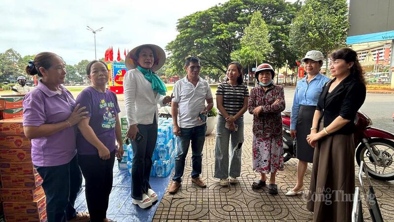 Người dân, doanh nghiệp ủng hộ nhu yếu phẩm ở Quảng trường 10/3