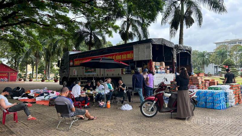 Những chiếc xe 0 đồng sẵn sàng tiếp tế người dân vùng lũ