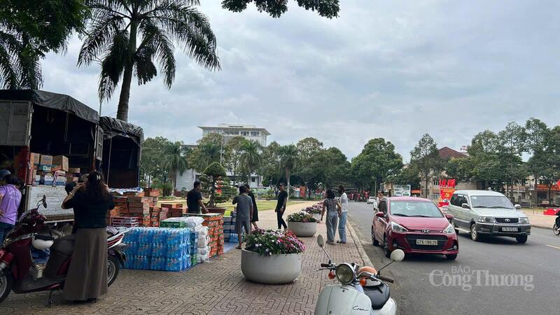 Người dân quên góp nhu yếu phẩm tập trung ở Quảng trường 10/3