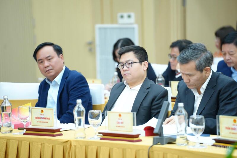 Thứ trưởng Bộ Công Thương Trương Thanh Hoài (ngồi giữa) tham dự hội thảo.