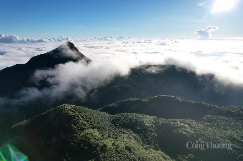 Đỉnh Pa Thiên- Voi Mẹp chìm trong biển mây.