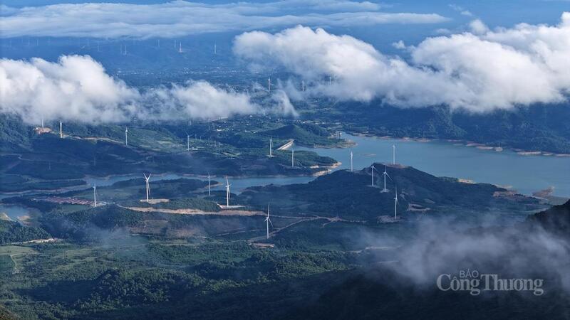 Từ đỉnh núi Pa Thiên ngắm nhìn cánh đồng điện gió tại xã Hướng Phùng.