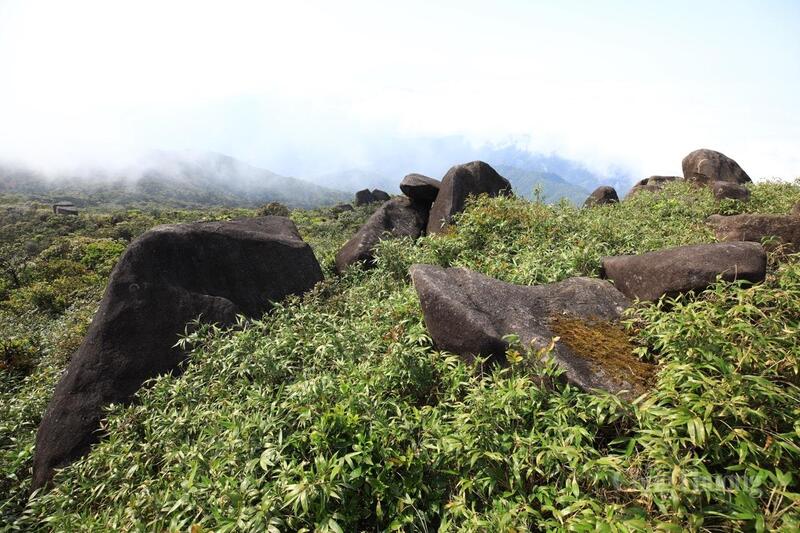 Bãi Đá lúc lắc ở Pa Thiên.