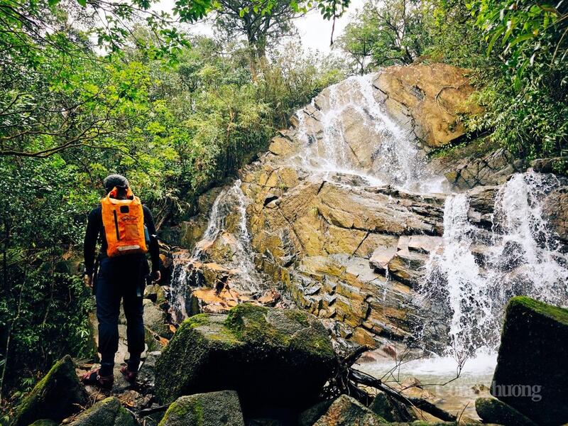 Một thác nước nằm trên cung đường chinh phục Pa Thiên.