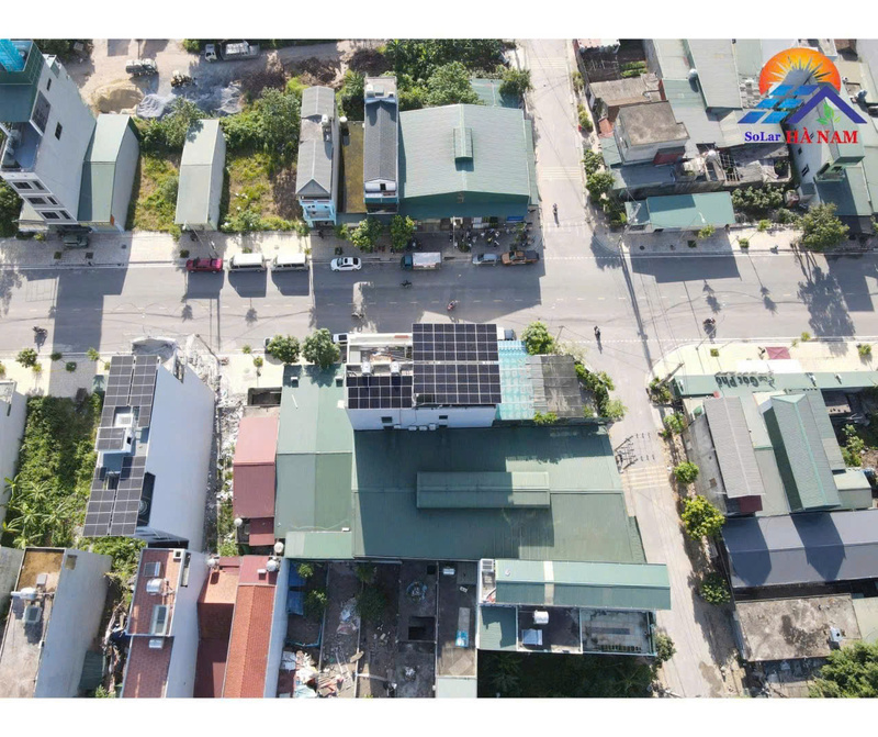 Một số gia đình, doanh nghiệp ở Quảng Ninh đã tận dụng mái nhà để lắp đặt điện mặt trời. Ảnh: PCQN