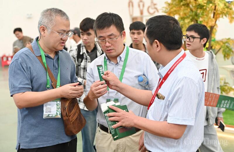 Hội chợ Mùa Thu lần thứ nhất - 2025 không chỉ là điểm hẹn xúc tiến thương mại, mà còn là bệ phóng lan tỏa thương hiệu Việt ra thị trường quốc tế. Ảnh: Nam Nguyễn