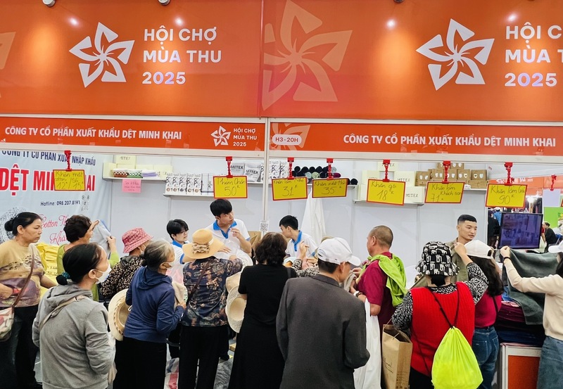 Gian hàng  Dệt Minh Khai thu hút đông đảo khách tham quan tại Hội chợ Mùa Thu.